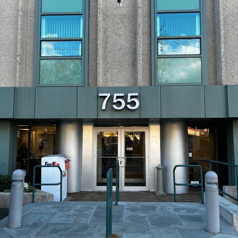 Exterior view of Spine Medicine & Surgery of Long Island’s new Huntington location on New York Avenue.